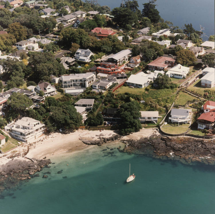 Aerial shot of Thorne Bay from early 1990s